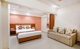 Fabexpress Alive - Nr Juhu Beach